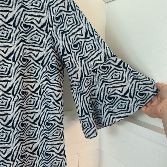 Tyler Boe Blue Patterned 3/4 Ruffle Sleeve Dress size Women’s Medium - Picture 6 of 8